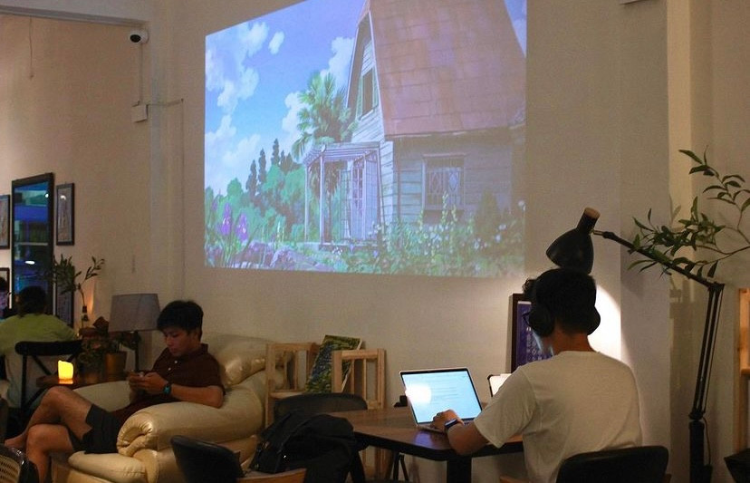 Bức tường được sử dụng máy chiếu như một cách decor độc lạ tại Chốn Riêng (Ảnh_ chonriengcafe_) Bức tường được sử dụng máy chiếu như một cách decor độc lạ tại Chốn Riêng (Ảnh_ chonriengcafe_)