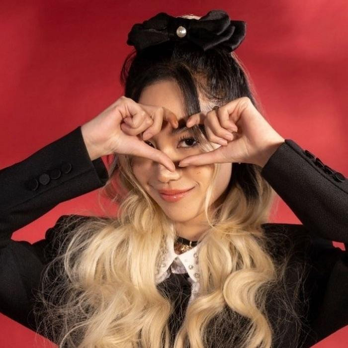 Trước khi trở thành diễn viên và người mẫu, Kitty debut với vai trò ca sĩ. Trước khi trở thành diễn viên và người mẫu, Kitty debut với vai trò ca sĩ.