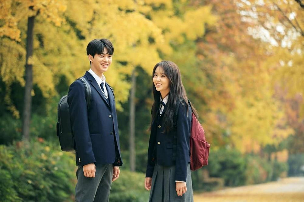 Và những mùa Hè tới sẽ không còn cô đơn. (Ảnh minh họa: Phim &quot;Love Alarm&quot;)