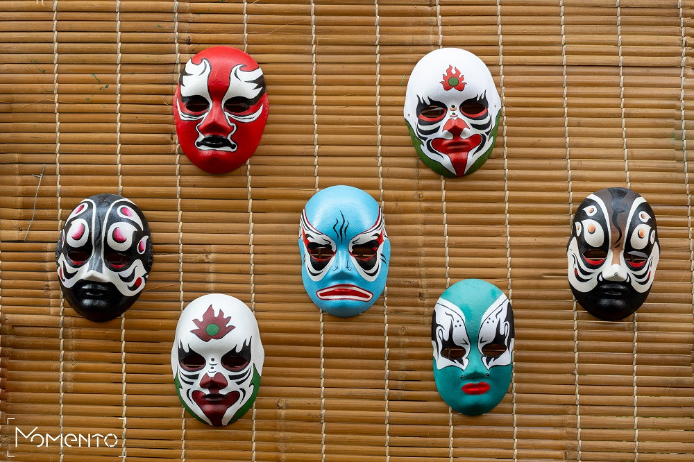 Mặt nạ hát bội "cây nhà lá vườn" bởi chính các Miki-ers. (Ảnh: Minh Châu)