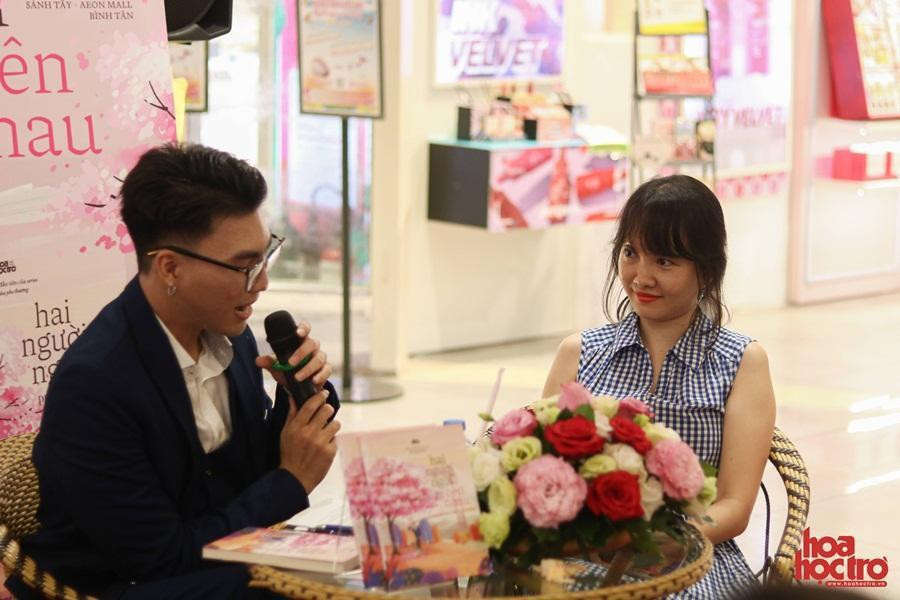 Ploy chia sẻ "hậu trường" sau cuốn sách và trò chuyện cùng độc giả. Ploy chia sẻ "hậu trường" sau cuốn sách và trò chuyện cùng độc giả.