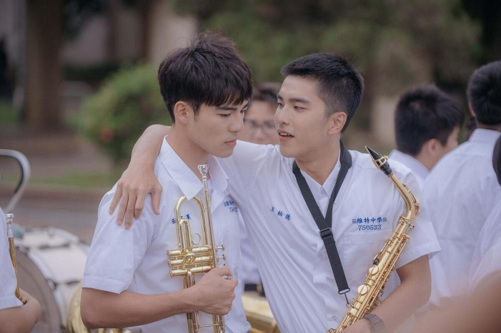 Người ngoài có thể sẽ thấy chúng ta là một "đôi đũa lệch". Người ngoài có thể sẽ thấy chúng ta là một "đôi đũa lệch".