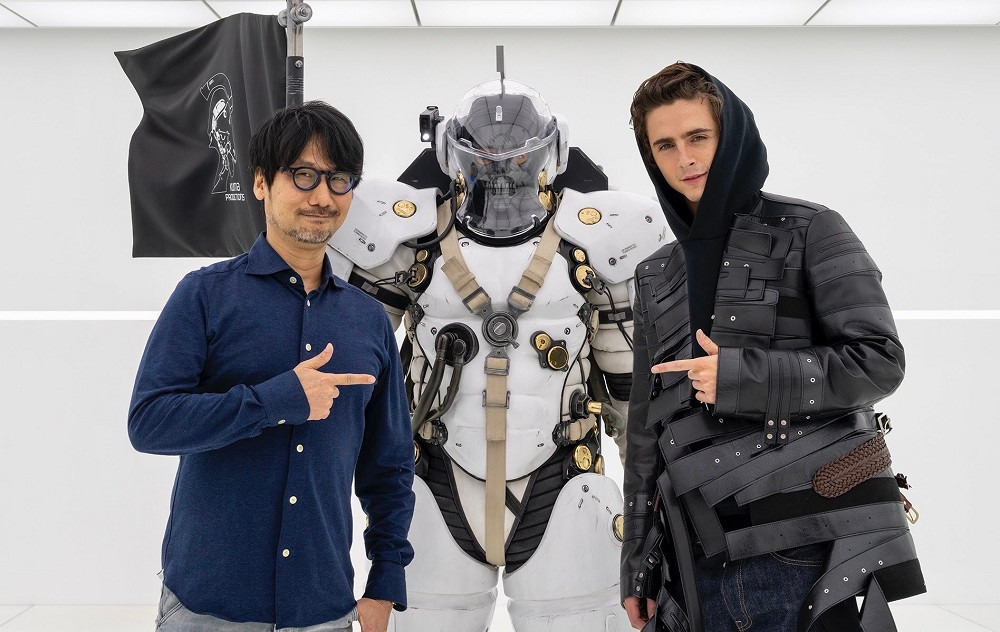 Hideo Kojima (trái) và nam tài tử Timothée Chalamet (phải).