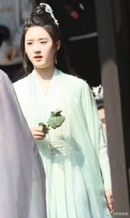 Hình ảnh "hai cằm" khiến Triệu Lộ Tư bị chê bai trước đó. Hình ảnh "hai cằm" khiến Triệu Lộ Tư bị chê bai trước đó.