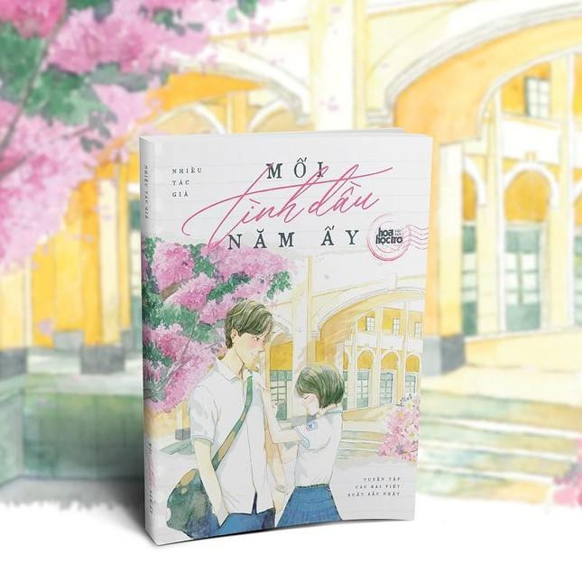 Ấn phẩm sách tuyển tập Mối Tình Đầu Năm Ấy gồm các bài dự thi xuất sắc nhất. Ấn phẩm sách tuyển tập Mối Tình Đầu Năm Ấy gồm các bài dự thi xuất sắc nhất.