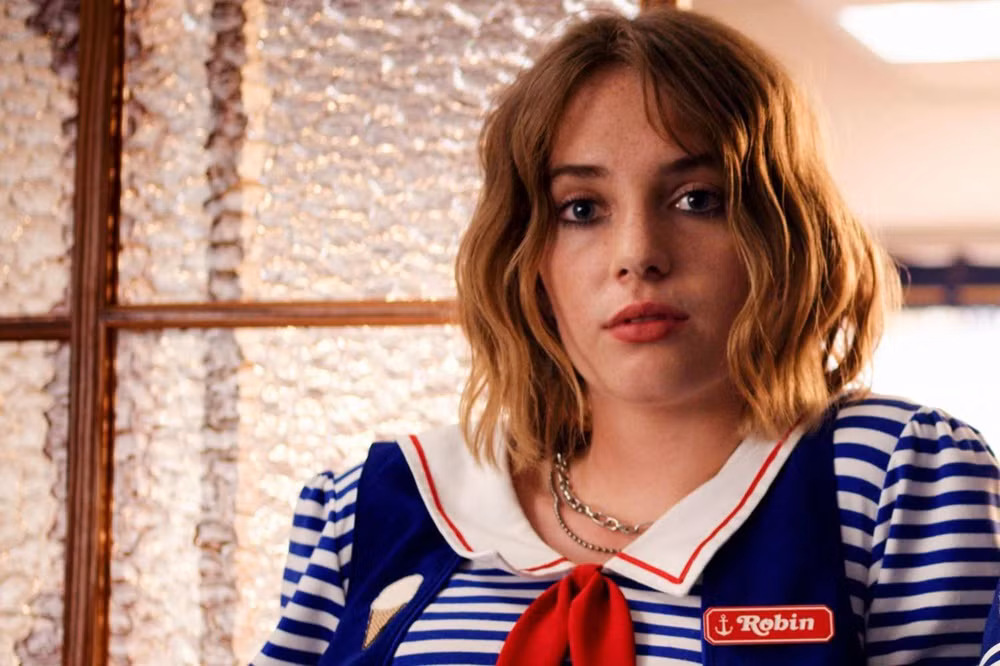 Maya Hawke đảm nhận vai Robin. Maya Hawke đảm nhận vai Robin.