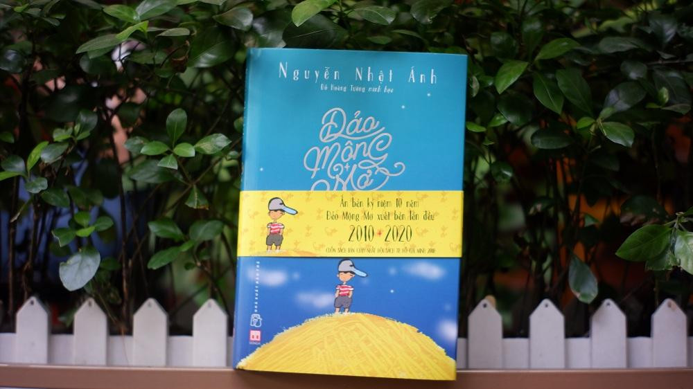 Phiên bản bìa cứng phát hành rộng rãi. (Ảnh: Đông A)