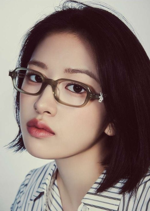 An Yujin (IVE) với phong cách Geek Chic.