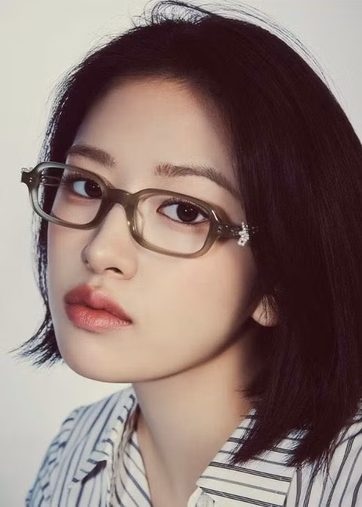 An Yujin (IVE) với phong cách Geek Chic.