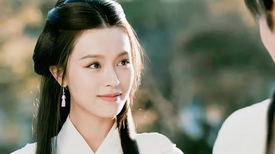 Vương Ngữ Yên của Văn Vịnh San có đẹp, nhưng lại quá chín chắn, trưởng thành. Vương Ngữ Yên của Văn Vịnh San có đẹp, nhưng lại quá chín chắn, trưởng thành.