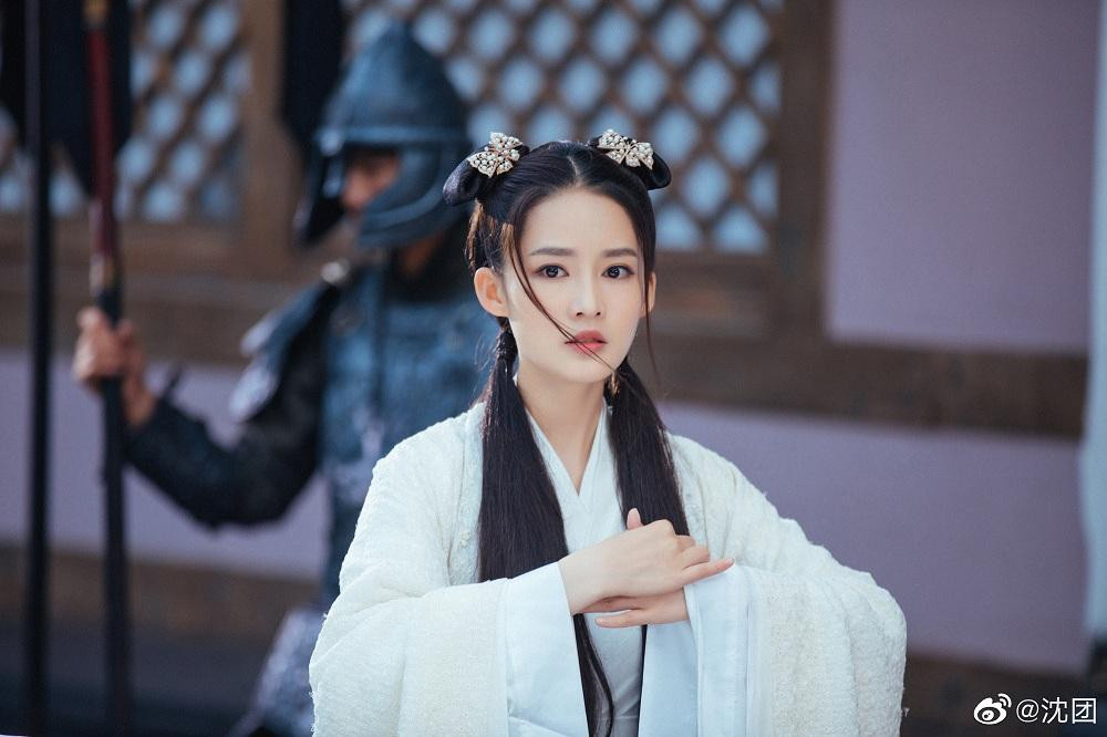 Trông Lý Thấm thêm trẻ trung, tinh nghịch.