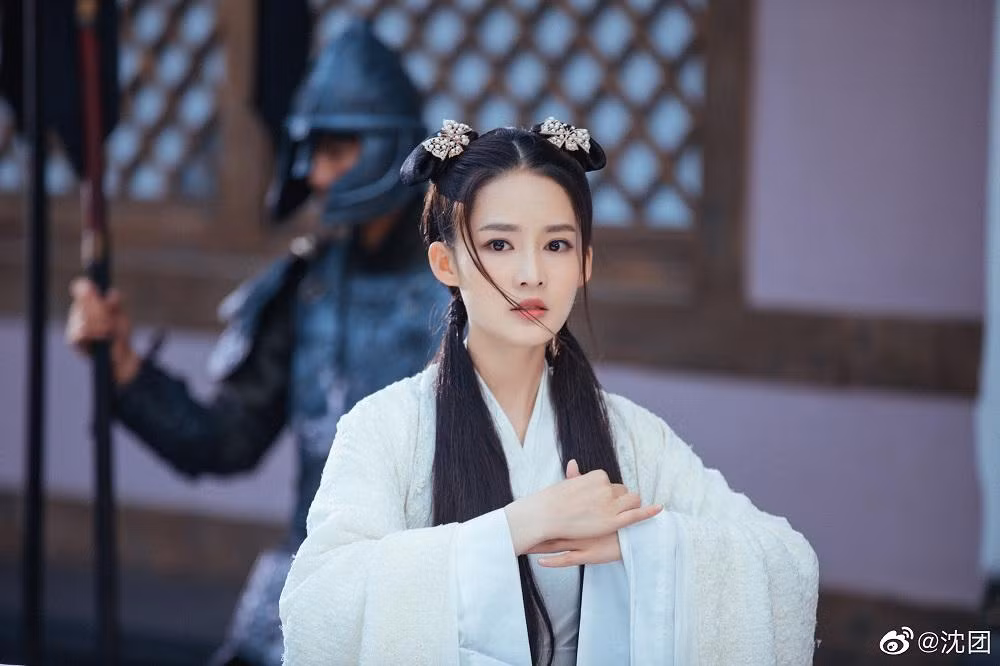 Trông Lý Thấm thêm trẻ trung, tinh nghịch.