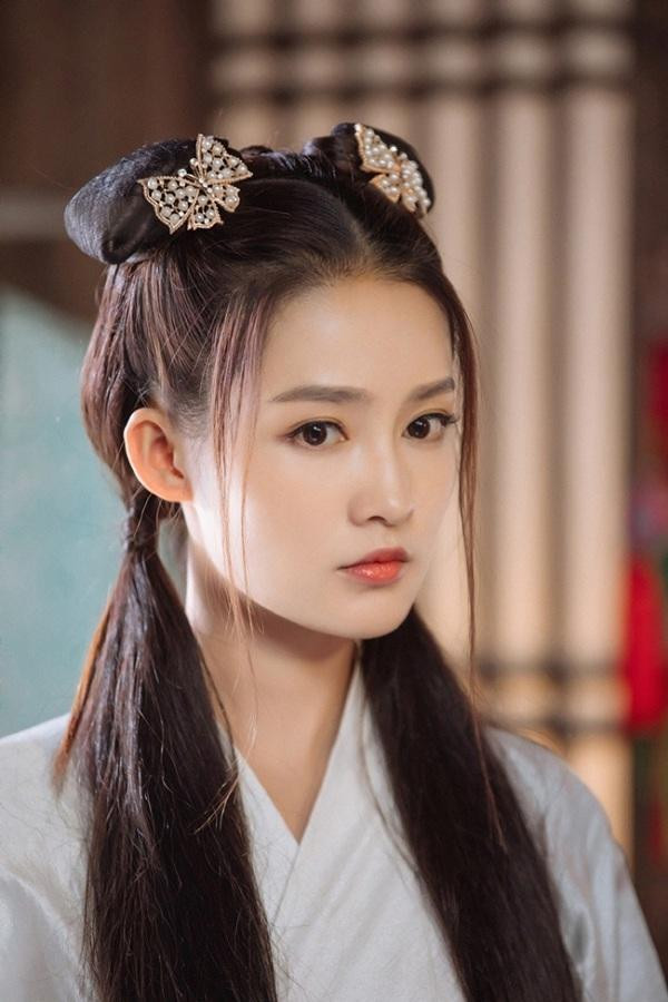 Hai sợi râu tóc rất hợp với Lý Thấm.