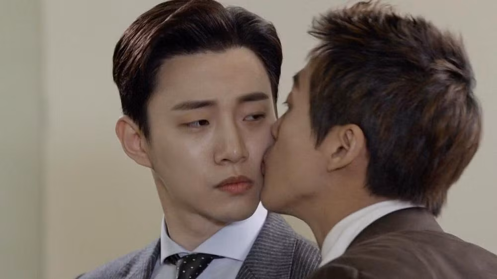 Nụ hôn "huyền thoại" trong Chief Kim đóng cùng Nam Goong Min.