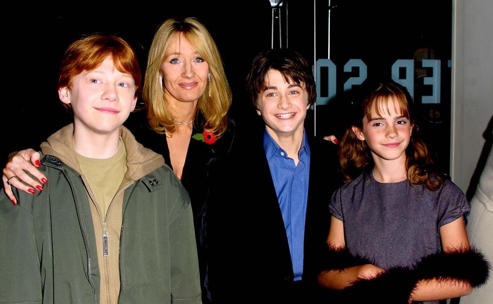 J.K. Rowling cùng bộ ba Harry Potter. J.K. Rowling cùng bộ ba Harry Potter.