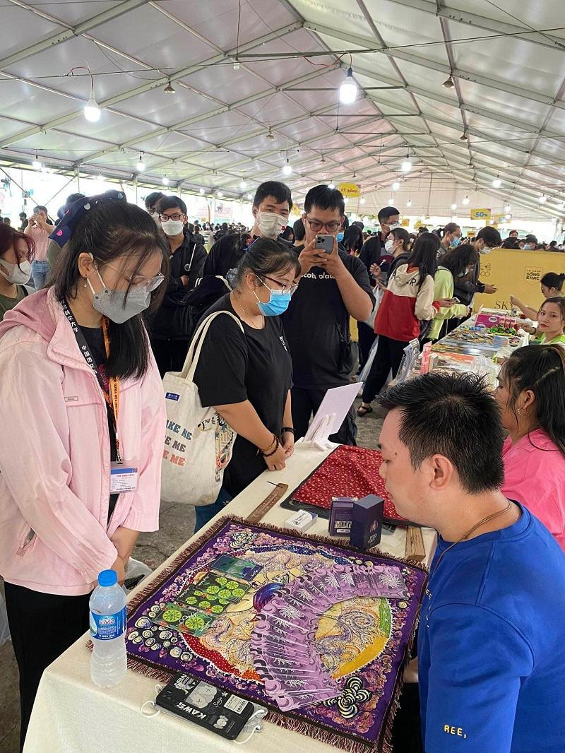 Và cũng để xem Tarot miễn phí. (Ảnh: Skybooks)