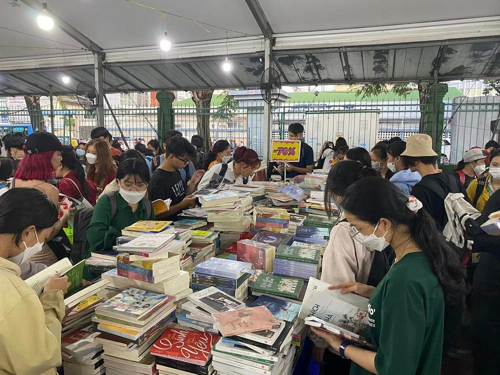 Hội sách Dọn kho ở SVĐ Hoa Lư. (Ảnh: Skybooks)