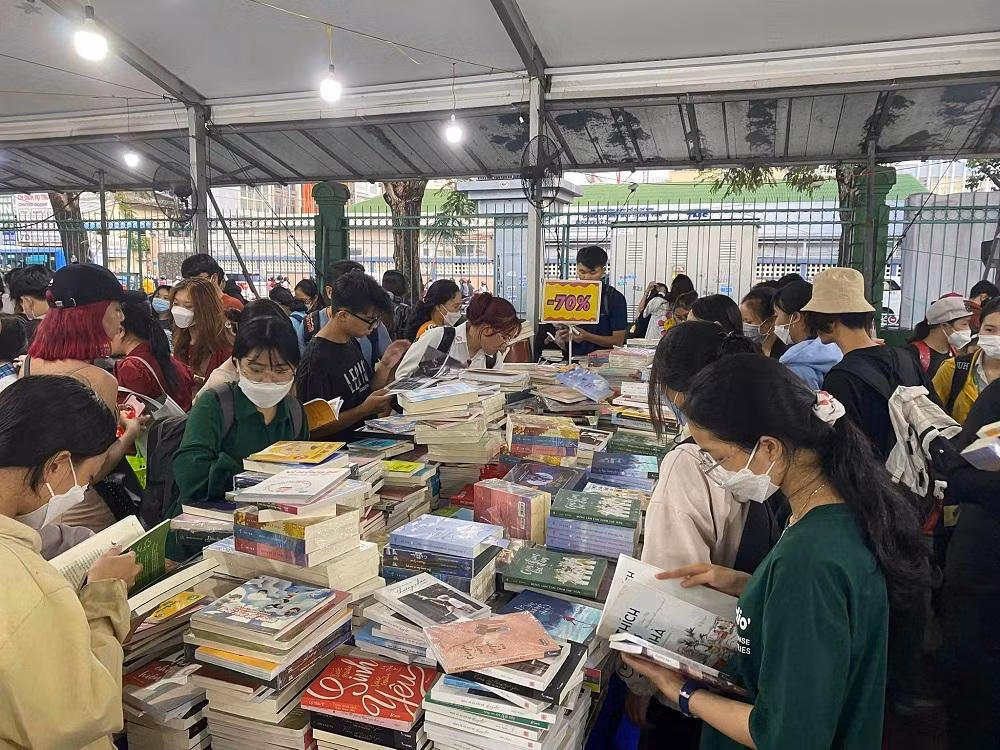 Hội sách Dọn kho ở SVĐ Hoa Lư. (Ảnh: Skybooks) Hội sách Dọn kho ở SVĐ Hoa Lư. (Ảnh: Skybooks)