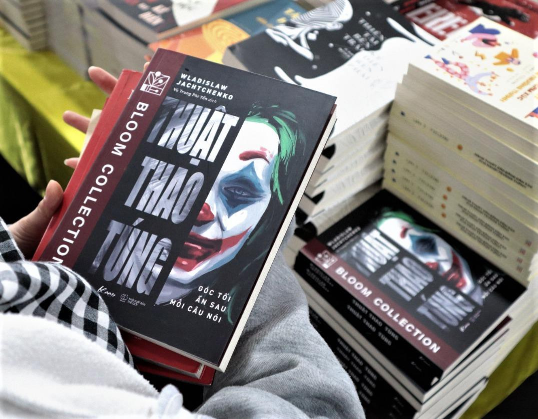 Gen Z đến săn sách. (Ảnh: Bloombooks)