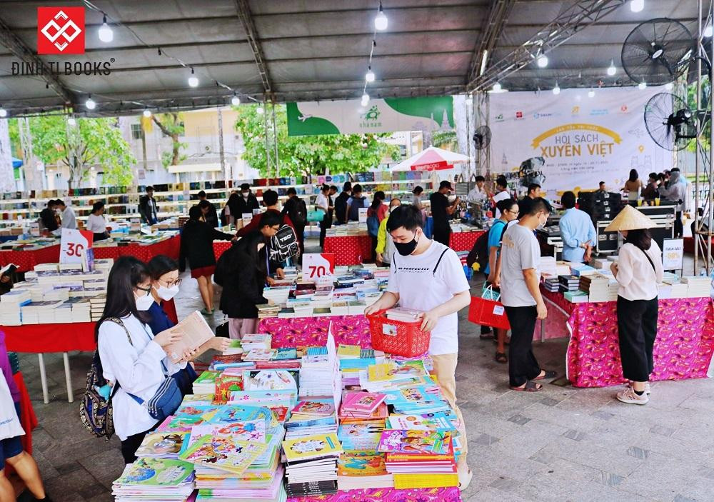 Hội sách Xuyên Việt ở công viên Văn Lang. (Ảnh: Đinh Tị)