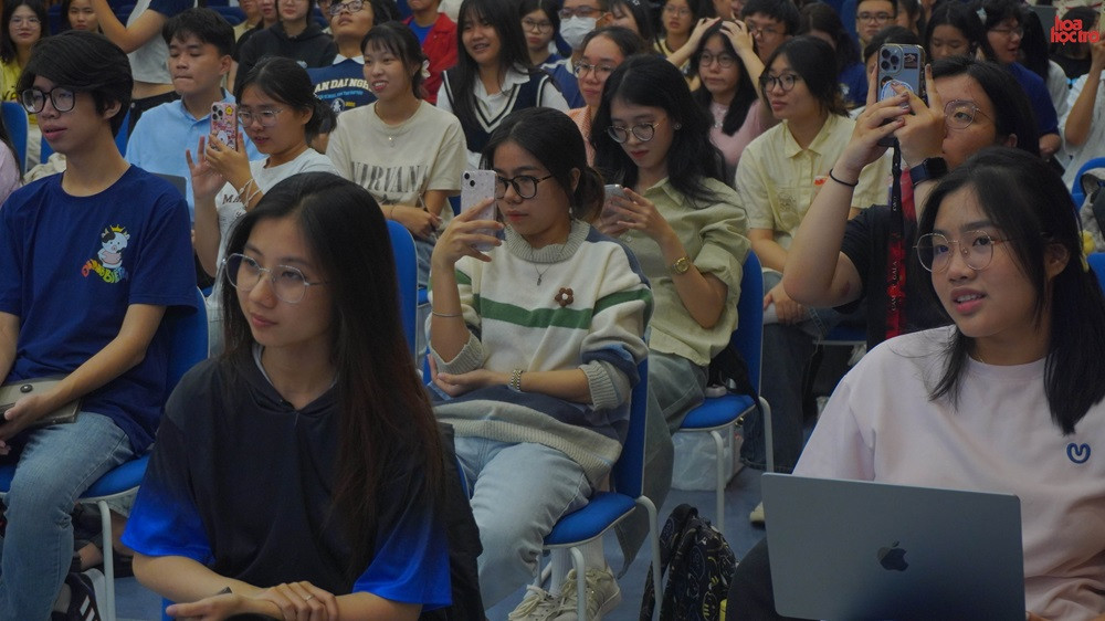 Thí sinh hào hứng lắng nghe phần chia sẻ của ba diễn giả.