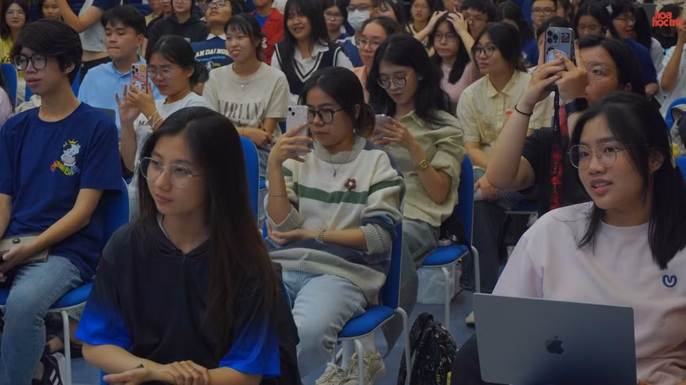 Thí sinh hào hứng lắng nghe phần chia sẻ của ba diễn giả.