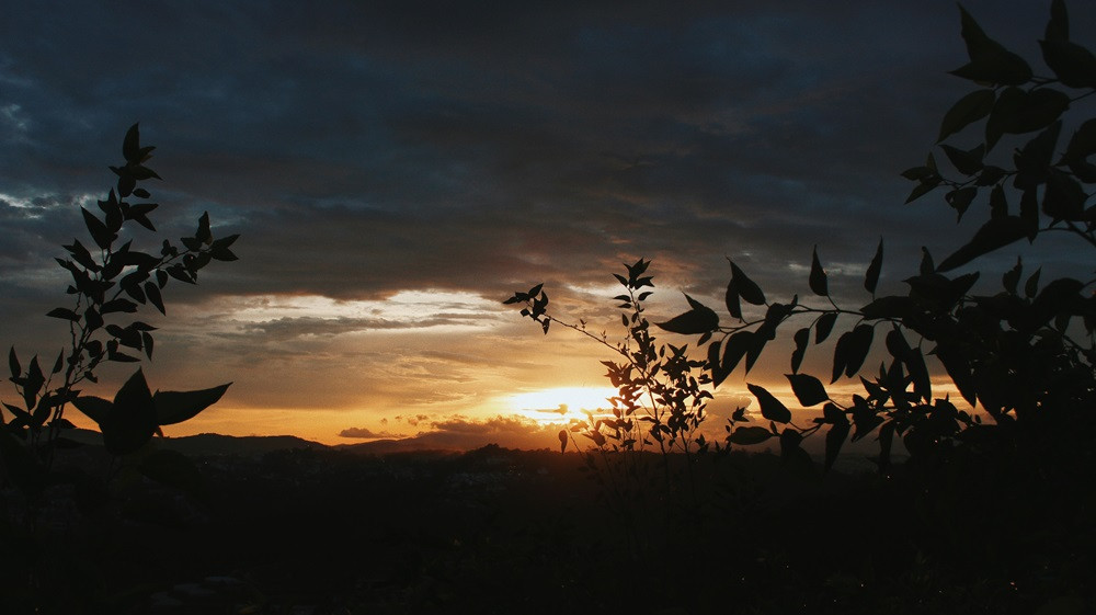 Hoàng hôn vào một ngày mưa ở Kong vẫn rất chill. (Ảnh: Cá Mèo)