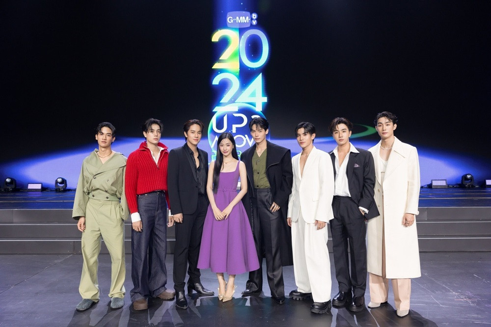 Dàn diễn viên Bộ Bộ Kinh Tâm của Thái trong buổi công bố dự án.