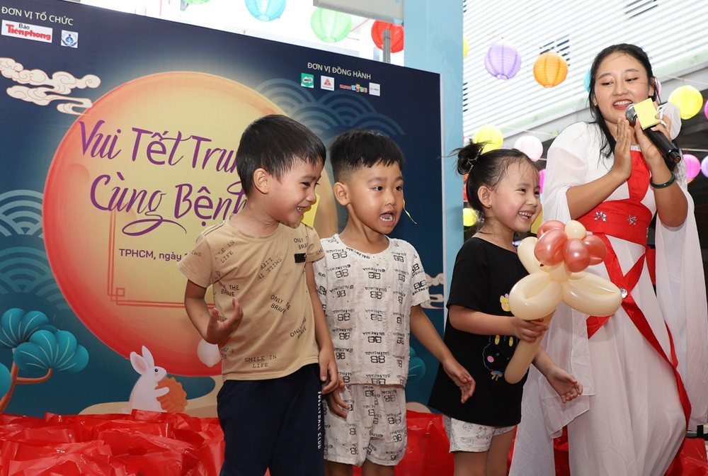 Các em nhỏ hào hứng tham gia các trò chơi trong chương trình.