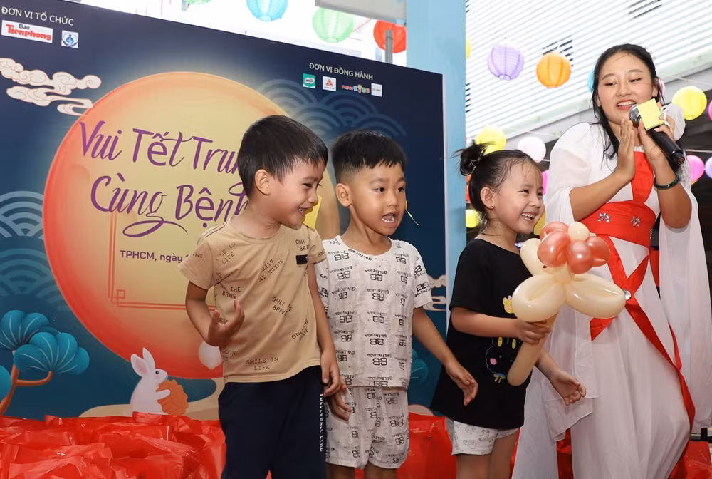 Các em nhỏ hào hứng tham gia các trò chơi trong chương trình. Các em nhỏ hào hứng tham gia các trò chơi trong chương trình.