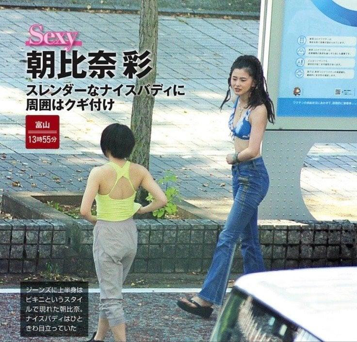 Tsuchiya Tao (áo vàng) và Asahina Aya (áo xanh).