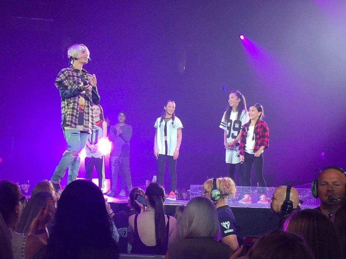 Sofia Wylie (áo số 99) trong tour diễn của Justin Bieber. Sofia Wylie (áo số 99) trong tour diễn của Justin Bieber.