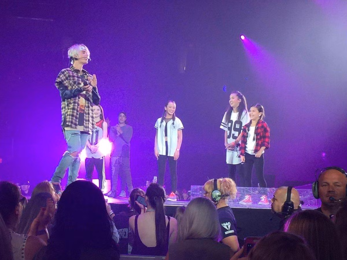 Sofia Wylie (áo số 99) trong tour diễn của Justin Bieber. Sofia Wylie (áo số 99) trong tour diễn của Justin Bieber.