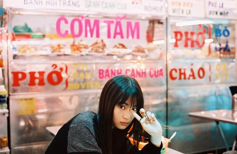 Hirose Suzu chụp ảnh ở Việt Nam.