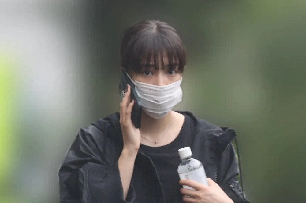 Hirose Suzu được bắt gặp ở khu chung cư cao cấp tại Tokyo. Hirose Suzu được bắt gặp ở khu chung cư cao cấp tại Tokyo.