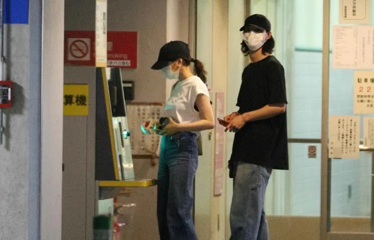 Dù đeo khẩu trang nhưng ai cũng nhận ra cả hai. Dù đeo khẩu trang nhưng ai cũng nhận ra cả hai.