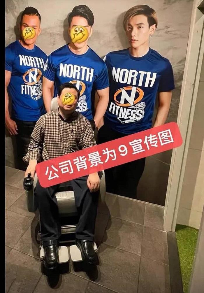 Nine làm người mẫu cho thương hiệu dụng cụ thể hình của bố. Nine làm người mẫu cho thương hiệu dụng cụ thể hình của bố.