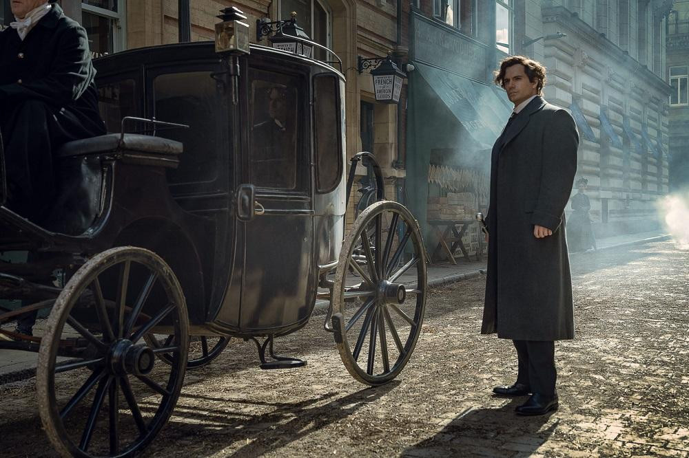 Henry Cavill trong vai Sherlock Holmes.