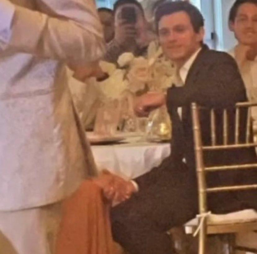 Không xác nhận tin đồn hẹn hò, nhưng bàn tay nắm chặt kia đã nói lên tất cả.