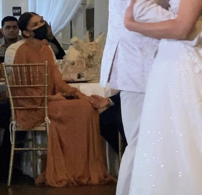 Tháng 8/2021, Zendaya và Tom Holland cùng nhau đi dự đám cưới.