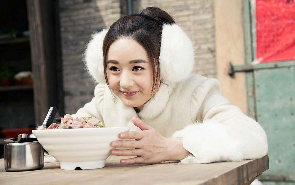 Đôi lông mày sâu róm "tâm điểm" một thời. Đôi lông mày sâu róm "tâm điểm" một thời.