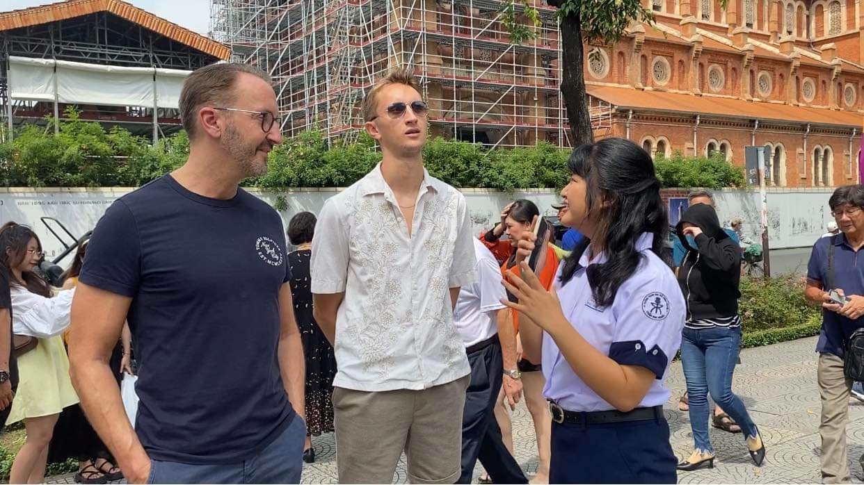 Ngọc Hân không chỉ luyện nói tiếng Anh mà còn tranh thủ giới thiệu về văn hóa địa phương.