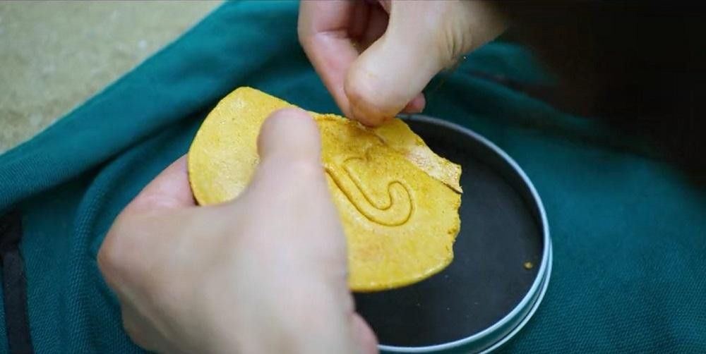 Trò chơi tách kẹo trong Squid Game. Trò chơi tách kẹo trong Squid Game.