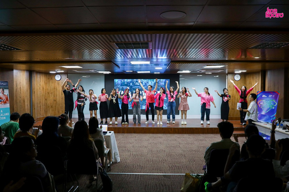 Các thành viên đội Agile Adventure, BY và NẮNG - CLB Báo chí Nguyễn Thượng Hiền đem đến tiết mục nhảy hiện đại cực sung. Các thành viên đội Agile Adventure, BY và NẮNG - CLB Báo chí Nguyễn Thượng Hiền đem đến tiết mục nhảy hiện đại cực sung.