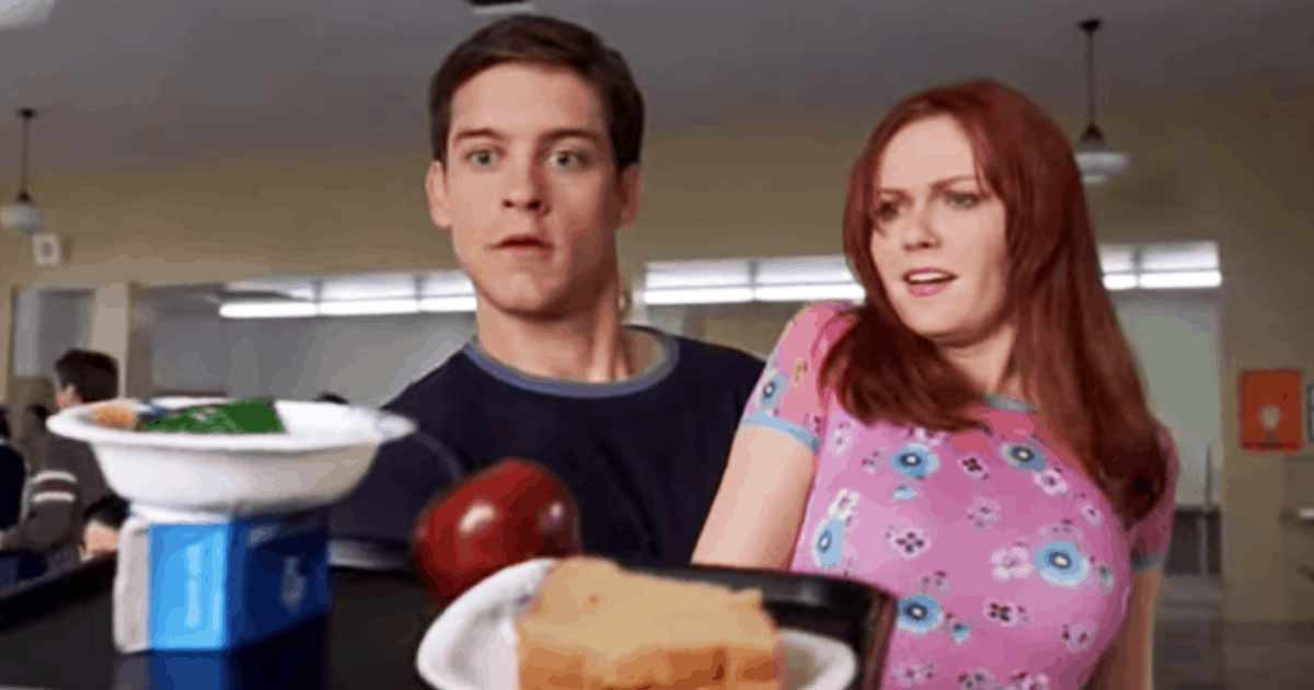 Bánh sandwich và thạch đã được dán dính vào đĩa.