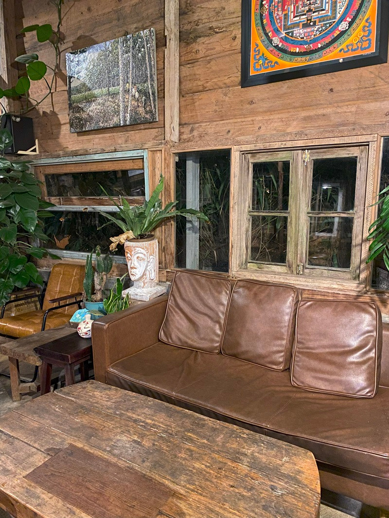 Góc sofa xuất hiện trong MV Đố em biết anh đang nghĩ gì của Đen Vâu. (Ảnh: Cá Mèo)