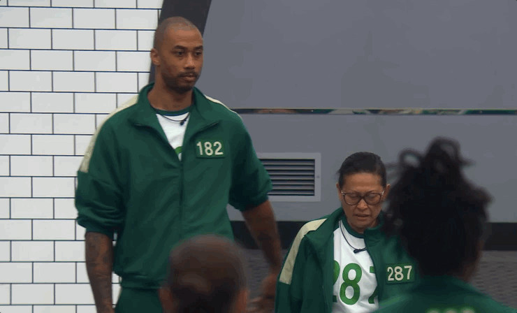 TJ nói rằng sẽ bảo vệ Mai, và anh không chỉ nói mà còn hành động. TJ nói rằng sẽ bảo vệ Mai, và anh không chỉ nói mà còn hành động.