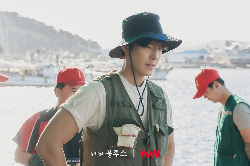 Kim Woo Bin trong Our Blues. Kim Woo Bin trong Our Blues.