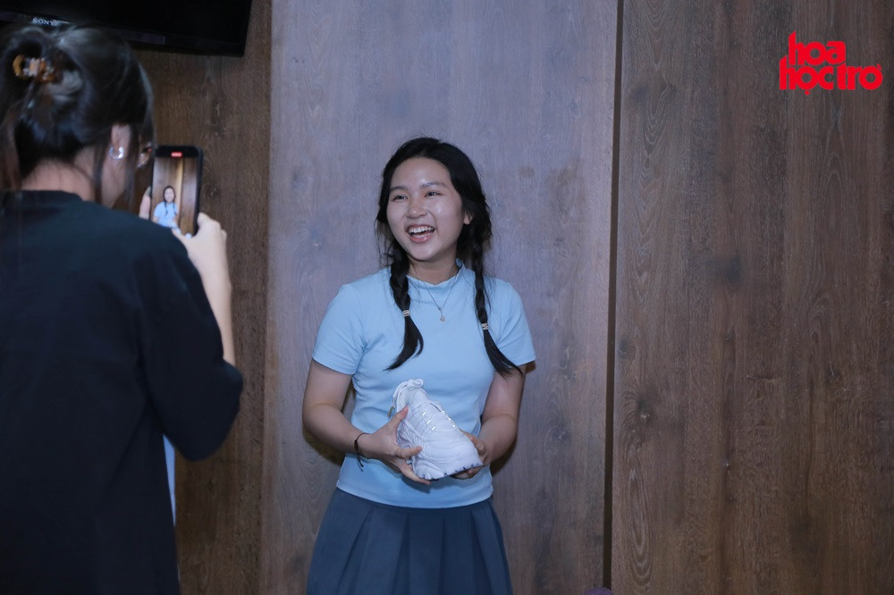 Thí sinh Thử Thách Kim Cương và giày StaybyMlee của MLee. Thí sinh Thử Thách Kim Cương và giày StaybyMlee của MLee.