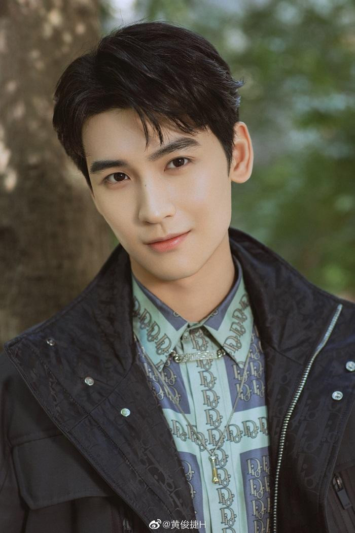 Hoàng Tuấn Tiệp vừa nổi được một chút đã dính phốt "tra nam". Hoàng Tuấn Tiệp vừa nổi được một chút đã dính phốt "tra nam".